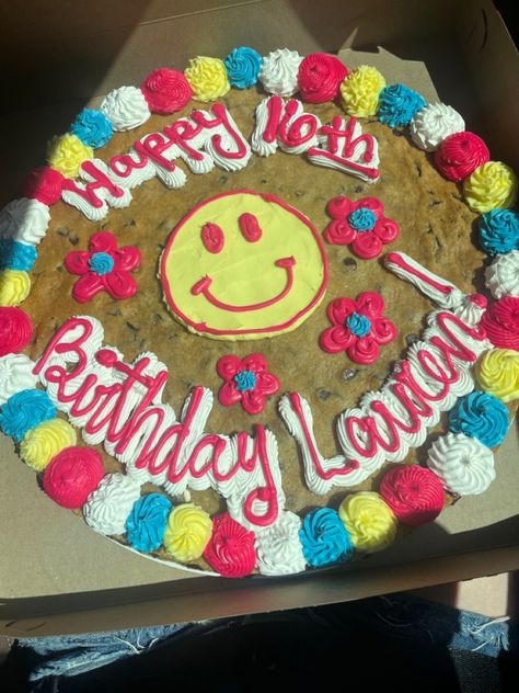 Cookie Cake Designs Aesthetic, Smiley Cakes Ideas, Preppy Cookie Cake Design, Preppy Birthday Cookie Cake, Cookie Cake Preppy, Pink Smiley Face Birthday Cake, Smiley Cookie Cake, Smiley Face Sheet Cake, Preppy Smiley Face Cake