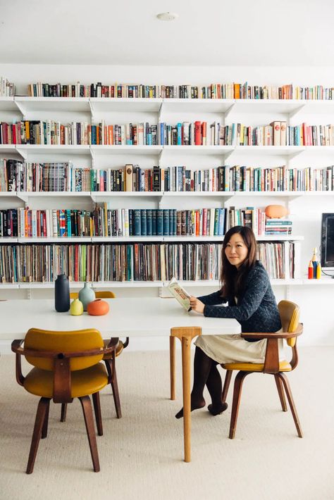 Bookcase #Shelfie Shelf Organization Instagram Pics Cluttered Living Room, Books And Records, Beautiful Bookshelf, Bookshelves In Living Room, Heath Ceramics, Home Library Design, Bookcase Wall, Casa Vintage, Room Shelves