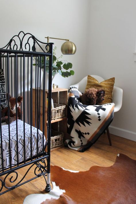 Today we are taking a look at the southwest inspired nursery of Morgan Ford, of White Farmhouse. You will love her innovative use of a small… Pendleton Nursery, Bison Nursery, Southwest Farmhouse, Southwest Nursery, Mid Century Modern Nursery, Nursery Rustic, Baby Hunter, Small Space Nursery, Gender Neutral Baby Nursery