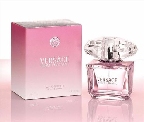 Perfume Importado Bright Crystal, Versace 90ml EDT  3.0 FL.OZ. - Made in Italy  Una mezcla de sensualidad, la transparencia del cristal y de la luz: Versace Bright Crystal, una preciosa joya de rara belleza caracterizada por una fresca, vibrante y visual esencia floral.O de Versace Bright Crystal está inspirada en la mujer Versace, luz, moderno y super sexy con un toque de excentricidad. Su frasco se inspira en la riqueza y el lujo. Versace Fragrance, Perfume Versace, Versace Perfume, Versace Bright Crystal, Bright Crystal, Pink Perfume, La Rive, Perfume And Cologne, Donatella Versace