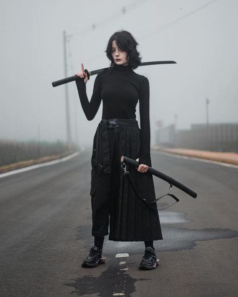 Techwear Female, Female Techwear, Techwear Girl, Cyberpunk Outfit, Estilo Cyberpunk, Ninja Outfit, Techwear Outfits, Techwear Fashion, Street Style Shoes