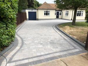 Driveway Pavers Design, Block Paving Patio, Diy Stone Patio, Front Driveway Ideas, Imprinted Concrete Driveway, Front Garden Ideas Driveway, Block Paving Driveway, Driveway Blocks, Garden Ideas Driveway