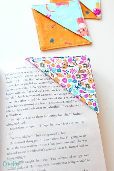 Corner Bookmarks With Fabric Scraps Free Mug Rug Patterns, Make Corner Bookmarks, Free Mug Rug, Fabric Corner Bookmarks, Nursing Home Crafts, Placemat Patterns, Kids Fathers Day Crafts, Flower Fabric Pattern, Sewing Christmas Gifts