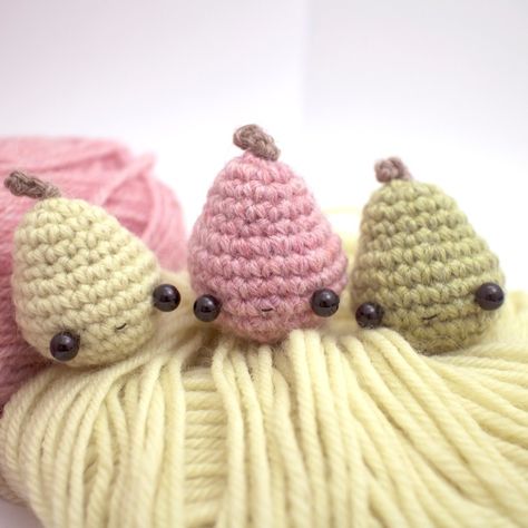 Little Pear Amigurumi  •  Free tutorial with pictures on how to make a fruit plushie in under 25 minutes Pear Pattern, Food Crochet, Octopus Crochet Pattern, Quick Crochet Patterns, Crochet Food, Crochet Things, Thick Yarn, Quick Crochet, Single Crochet Stitch