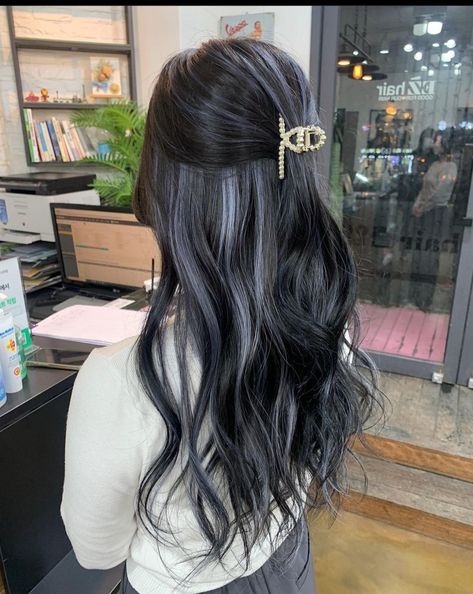 Black Hair Grey Peekaboo, Dark Brown Hair With Lilac Highlights, Blue Grey Highlights On Dark Hair, Peekaboo Balayage For Dark Hair, Black Hair Grey Streak, Brown Peak A Boo Hair, Black Hair With Grey Underneath, Gray Peekaboo Hair, Mechas Aesthetic