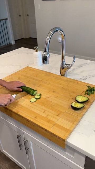 Fruit Storage Kitchen, Counter Edges, Kitchen Counter Island, Sink Cover, Stove Top Cover, Kitchen Redesign, Kitchen Surfaces, Wooden Chopping Boards, Restaurant Kitchen