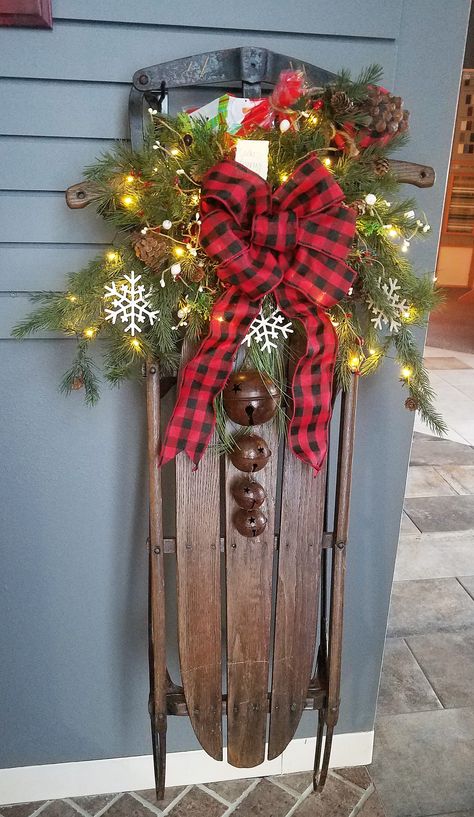 Decorating Sleds For Christmas Porch Ideas, Sledge Decoration Christmas, Sled Decorations Christmas, Vintage Sled Christmas Decor Porch, Decorating An Old Sled For Christmas, How To Decorate Old Sleds For Christmas, Christmas Sled Diy, Sled Porch Decoration, Vintage Sled Decorating Ideas Diy