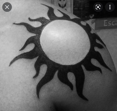 Sun Shoulder Tattoo, Circular Tattoo Designs, Wolf Tattoo Forearm, Tattoo Sonne, Astronomy Tattoo, Circular Tattoo, Ray Tattoo, Sun Tattoo Designs, Mens Shoulder Tattoo