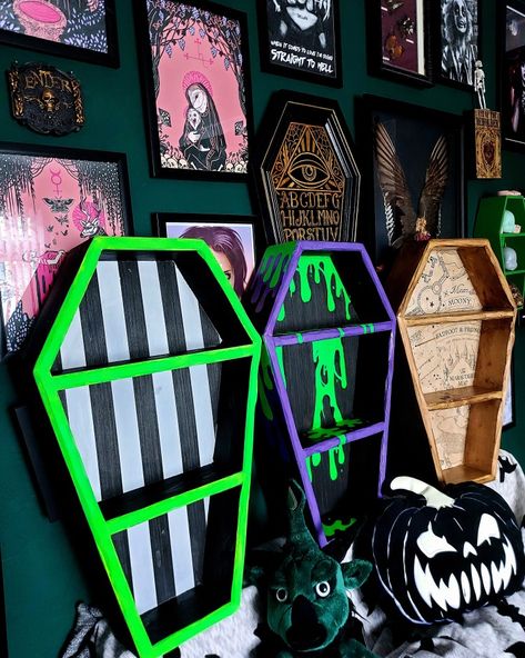 Beetlejuice Furniture Diy, Beetlejuice Room Ideas, Beetlejuice Bedroom, Beetlejuice Crafts, Beetlejuice Painting, Beetlejuice Room, Diy Coffin, Horror Bedroom, Coffin Bookshelf