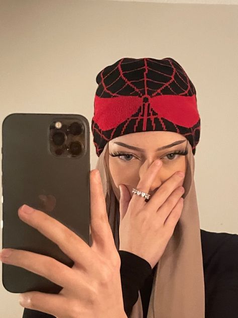 Hijab With Beanie, Hijab Beanie, Spiderman Girl, Spiderman Outfit, Beanie Fits, Beanie Outfit, Hijabi Fits, Stile Hijab, Hijabi Outfit