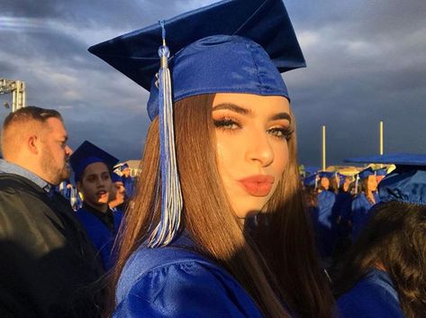 Graduation Day Makeup, High School Graduation Outfit, Makeup Graduation, Graduation Look, College Graduation Pictures, Graduation Makeup, Graduation Picture Poses, Grad Photoshoot, Graduation Cap Designs