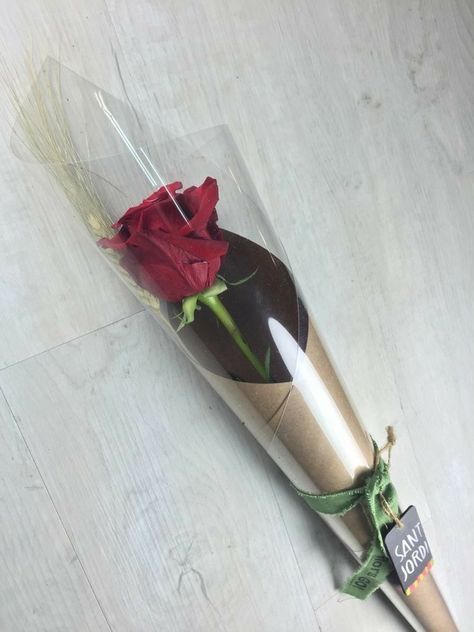 Single Rose Bouquet, Single Flower Bouquet, Flower Shop Design, Diy Bouquet Wrap, Flower Bouquet Diy, Flowers Bouquet Gift, Bouquet Wrap, Valentines Flowers, How To Wrap Flowers