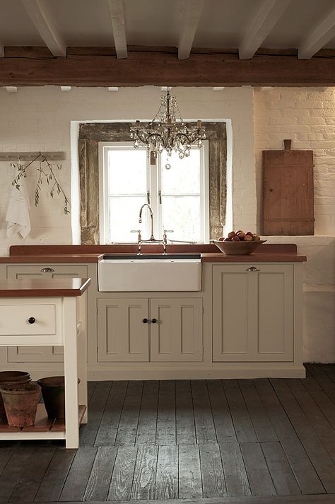 _DSC7026 European Country Kitchen, Classic English Kitchen, Cottage Kitchen Cabinets, Devol Kitchens, Rustic Kitchen Cabinets, Country Kitchen Designs, Cottage Kitchens, Rustic Farmhouse Kitchen, Classic Kitchen