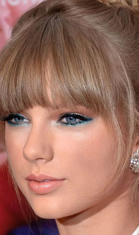 Taylor Swift, blue shadow/eyeliner. (Taylor by Taylor Swift launch party in NYC) Taylor Swift Blue Eyeshadow, Taylor Swift Debut Makeup Ideas, Taylor Swift Debut Album Makeup, Taylor Swift Blue Hair, Taylor Swift Eye Makeup 1989, Taylor Swift 1989 Era Makeup, Debut Makeup Taylor Swift, Taylor Swift Debut Makeup Looks, 1989 Taylor Swift Aesthetic Makeup