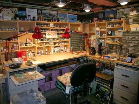 URBI-ET-ORBI……My Bucket List Journals.: Scale Modeling: Making a Portable Modeling Workstation Hobby Room Design, Apartemen Studio, Hobby Desk, Electronic Workbench, Bilik Idaman, Workbench Plans, Jewerly Making, Hobby Room, Home Workshop