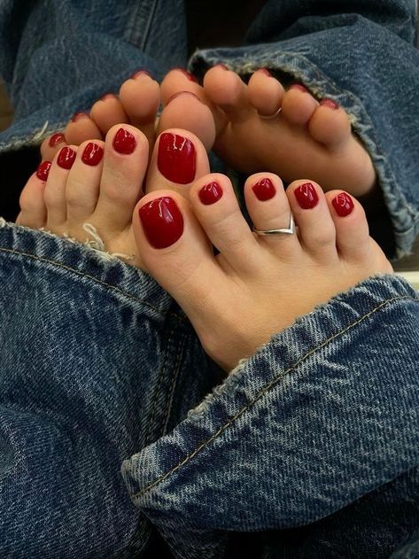 Pedicure Ideas Red Toenails, Aesthetic Feet Nail Polish, Beautiful Pedicure Toenails, Dark Pink Pedicure, Cherry Red Pedicure, November Toe Nail Colors, Cherry Red Toenails, August Pedicure Ideas, Holiday Toes Nails