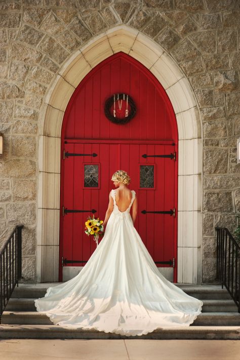 <3 Church Wedding Photography, Church Pictures, Funny Wedding Photos, Wedding Photography Tips, Cute Wedding Ideas, Red Door, Wedding Photography Poses, Wedding Guide, Church Wedding