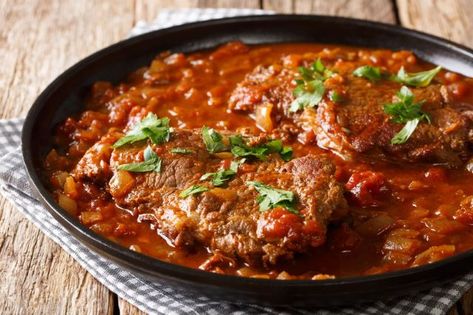 This Swiss Steak recipe is somewhat less time consuming than the one above, which could be a great option if you don’t have the time to let it cook ahead for several hours. With this Swiss Steak, you’ll dredge the meat in flour, fry it up in the skillet, and then add your sauce and other ingredients to let it simmer and flavor for about an hour. Swiss Steak Recipe, Swiss Steak Recipes, Red Gravy, Electric Skillet Recipes, Swiss Steak, Diner Recept, Cube Steak, Dinner On A Budget, Salisbury Steak