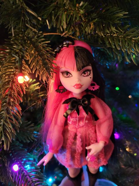 Draculaura Christmas Draculaura, Monster High Toys, Rosa Pink, Monster High, Novelty Christmas, Dolls, Christmas Ornaments, Holiday Decor, Toys