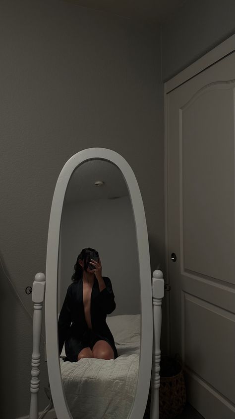 Thrist Traps Aesthetic, Nude Bathroom Mirror Selfie, Thrist Traps Mirror, Hot Pics With Hidden Face Long Hair, Bed Mirror Selfie, Risky Pictures, Mirror Selfie Poses, Self Portrait Poses, Foto Poses