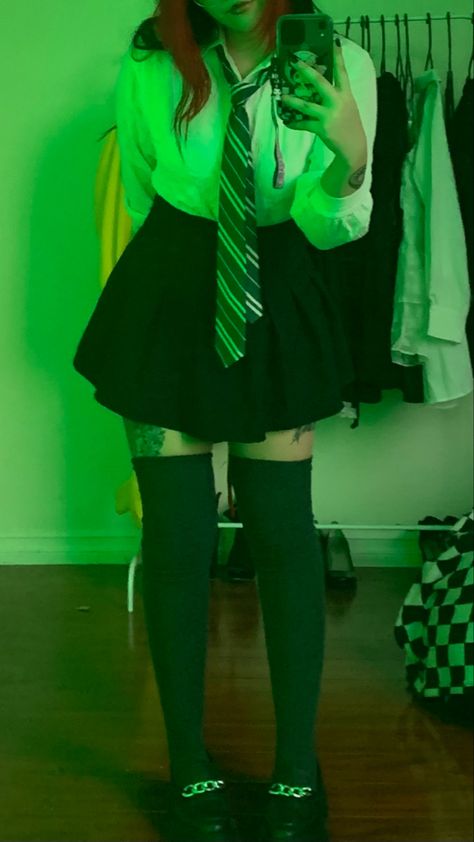 Draco Inspired Outfits, Harry Potter Inspired Outfits Slytherin, Hogwarts Aesthetic Outfits Slytherin, Slytherin Uniform Female Aesthetic, Slytherin Outfit Uniform, Hogwarts Slytherin Uniform, Draco Malfoy Outfit Ideas, Harry Potter Slytherin Outfits, Slytherin Skirt