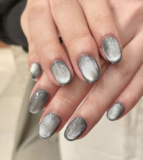 Reflective Nails, Ikon Debut, Silver Nail Art, Wow Nails, Beauty Nails Design, Silver Nail, Minimal Nails, Casual Nails, Pretty Gel Nails