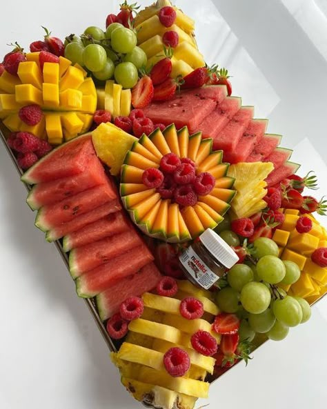 Mehndi Fruit Platter, Fruits Platter Ideas, Fruit Table Party, Fruit Platter Aesthetic, Fruit Board Ideas, Plateau Fruit, Fruits Board, Party Fruit Platter, Fruit Table Ideas