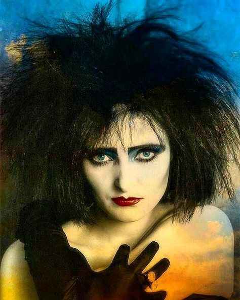 Siouxsie Sioux 80s, Gothic Icons, Classic Goth, The Godmother, Siouxsie And The Banshees, 80s Goth, Mick Mars, Siouxsie Sioux, British Punk