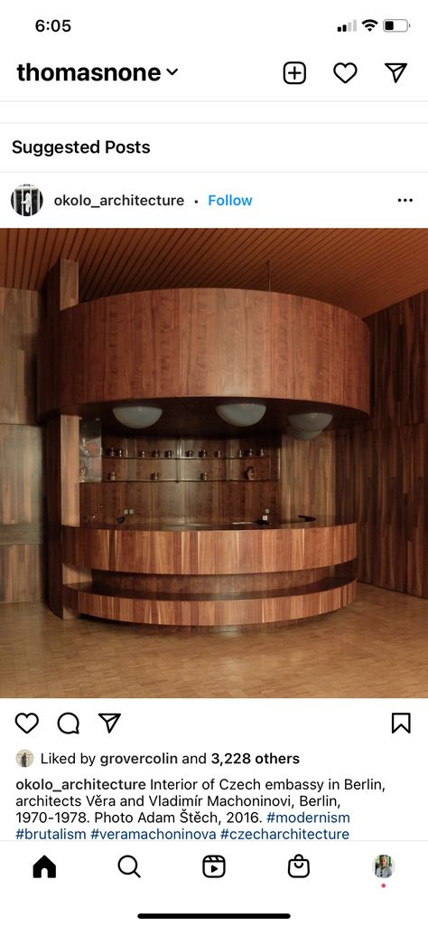 Round Counter Design, Circular Bar, Minimal Bar, Bar Restaurant Interior, Central Bar, Circle Bar, Grad Ideas, Bar Designs, Red Hill