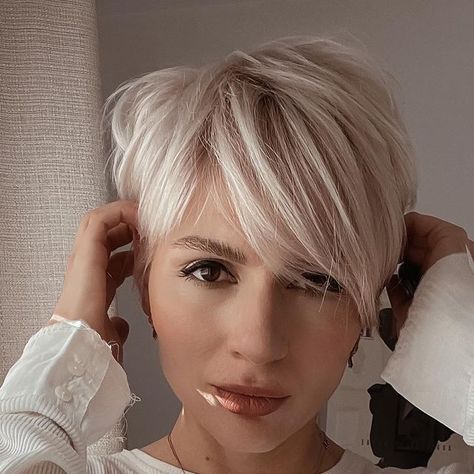 Short Hair Styling Ideas, Blonde Hair Short, Short Haircuts Ideas, Short Hair Styling, Hair Styling Ideas, Beautiful Blonde Hair, Haircuts Ideas, Gray Hair Cuts, Chin Length Hair