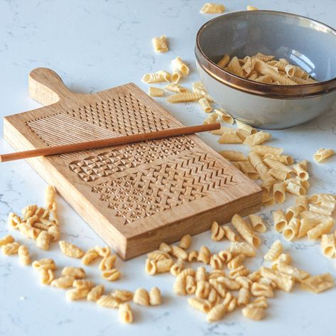 Pasta Board Wooden Diy, Ceramic Pasta Board, Diy Pasta Board, Pasta Board Ideas, Pasta Making Party, Pasta Making Recipes, Pasta Rack, Pasta Board, Pasta Making Tools