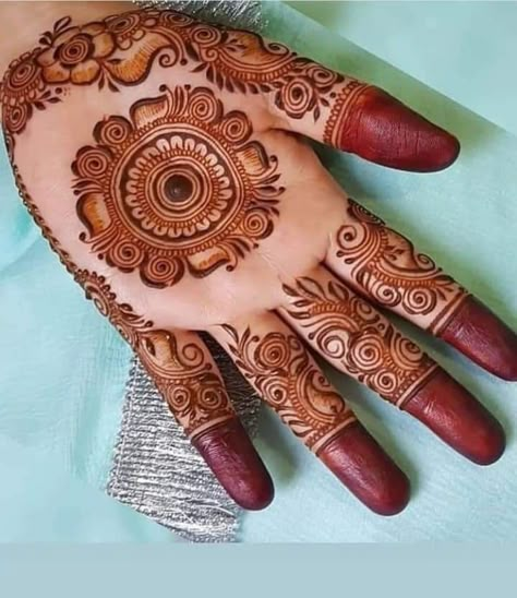 Tikki Mehandi Designs, Hand Mehndi Design Simple, Mandala Mehndi Design, Gol Tikki Mehndi Design, Tikki Mehndi Design, Hand Mandala, Tikki Mehndi, Mandala Mehndi, Front Hand Mehndi Design