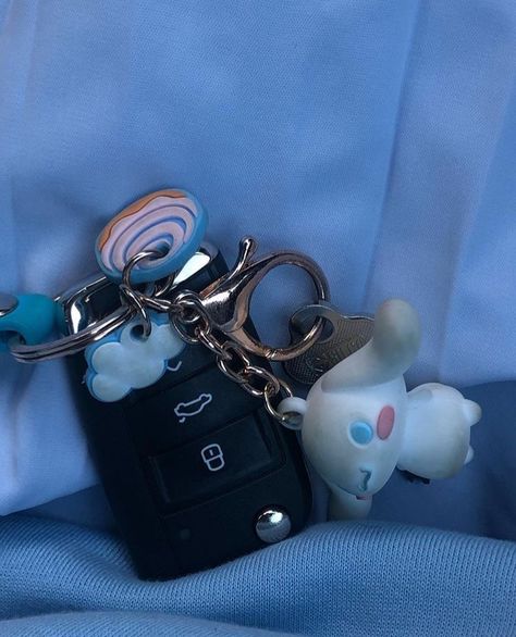 Car Keys Keychain Ideas Aesthetic, Sanrio Car Accessories, Aesthetic Car Keys, Car Keychain Aesthetic, Car Keys Aesthetic, Keychain Car Keys, Keys Aesthetic, Car Keychain Ideas, Car Keys Keychain