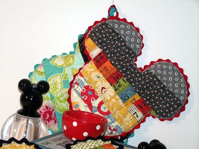 Potholder Tutorial, Disney Quilt, Fe Gifts, Disney Diy Crafts, Fish Extender Gifts, Quilted Potholders, Potholder Patterns, Oven Gloves, Mickey Y Minnie