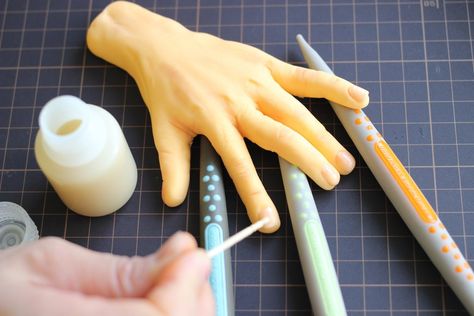 Sachiko Windbiel's Human Hands - Innovative Sugarworks Fondant Hand, Fondant People, Hands Tutorial, How To Cake, Monster Hands, Halloween 3d, 3d Cakes, Fondant Tutorial, Hand Sculpture