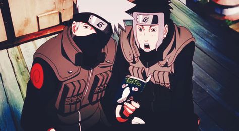 Kakashi and Yamato reading Makeout Tactics. Or some other book of the Makeout series. Naruto Gif, Kakashi Sensei, Naruto Ship, Bd Comics, Naruto Kakashi, Naruto Pictures, Naruto Funny, Team 7, Kakashi Hatake