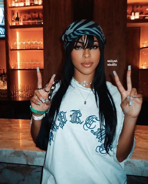 2000s Fashion Aaliyah, Aaliyah Fashion Outfits, Aaliyah Side Bangs, 90s Black Outfit Women, 2000s Aliyah, Aaliyah Hairstyles 90s, Aaliyah Bangs, Aaliyah Aesthetic Outfit, Aliyah Singer