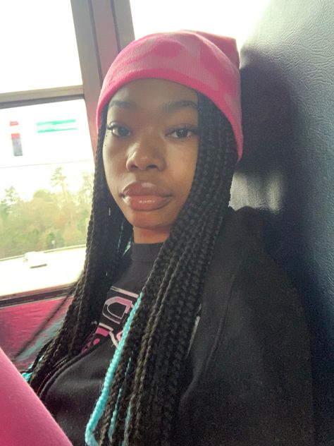 How To Wear A Beanie With Braids, Knotless Braids With Hat, Beanies On Black Women, Beanie Black Women, Baddie Knotless Braids, Braids And Beanie, Beanie Baddie, Beanie And Braids, Knotless Braids Outfit