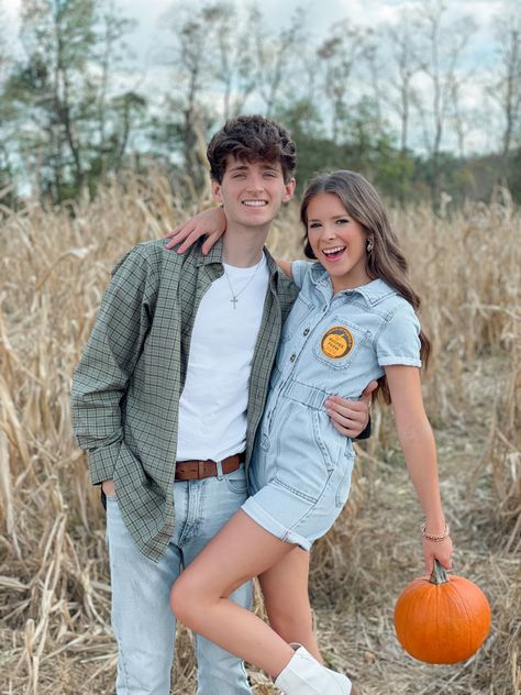 Fall Couple Photos Pumpkin Patch, Pumpkin Patch Photoshoot Couples, Fall Couple Aesthetic, Winter Couple Pictures, Fall Couple Pictures, Pumpkin Patch Photoshoot, Fall Couple Photos, Fall Couple, Fall Pics