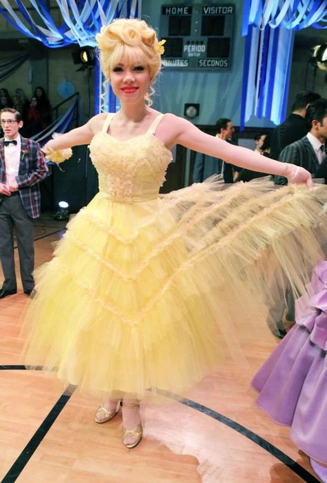 Love the hair with the dress! Frenchy Grease, Hairspray Costume, Celebrity Faceclaims, Grease Outfits, Grease Live, 1950s Prom Dress, 1950s Costume, Grease Costumes, Grease Movie