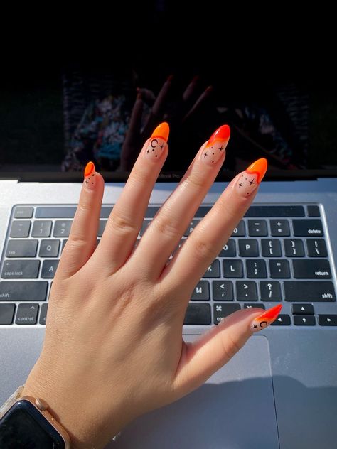 Orange Nail Designs Halloween, October Nails Minimal, Nails Design October, October Gel Manicure, Nails For October 2022, Orange Nails October, Orange October Nails, Modern Halloween Nails, Abstract Halloween Nails