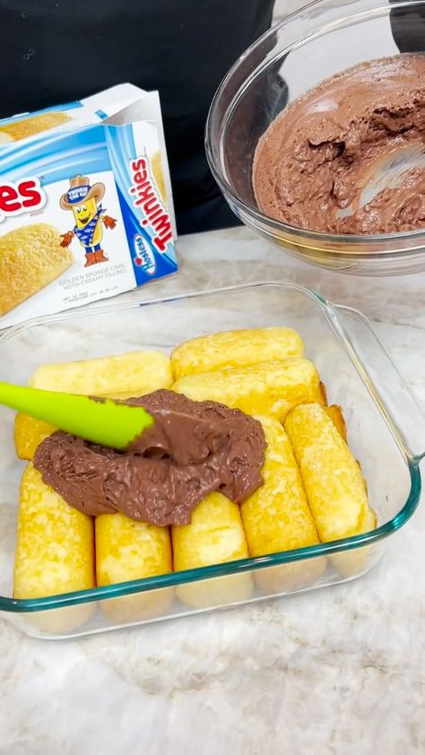 Chocolate Twinkie Cake, Twinkies Cake, No Bake Twinkie Cake, Twinkie Cake Recipe, Twinkie Birthday Cake, Twinkie Desserts Ideas, Twinkie Recipe Desserts, Desserts Made With Twinkies, Twinkie Filling Recipe