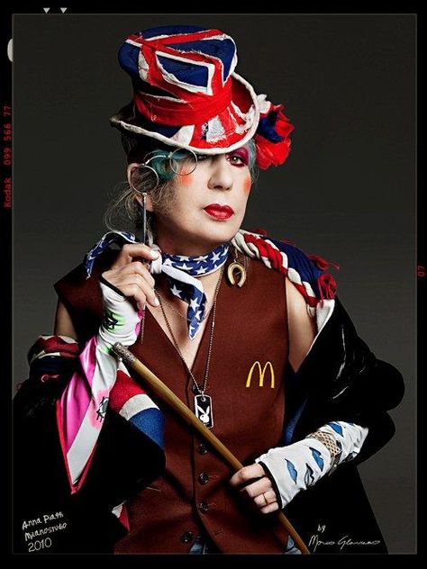 Anna Piaggi - No one has been as funny and irreverent since.  The McDonald's vest with the horseshoe charm, Playboy necklace, stars and stripes and Union Jack... Never forget how much can be said without words. Anna Piaggi, Fashion Journalist, Isabella Blow, Stephen Jones, Magazine Vogue, Advanced Style, British Flag, Famous Fashion, Vogue Fashion