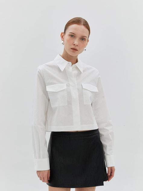 It's easy to wear, comfortable and looks good with just about everything.It’s designed to hold up to daily wear, and will only look better the more you wear it. - Crisp and classic, it is easy-going and fresh- Oversized fit and cropped length shirt- Standard collar and front flap pockets- Long sleeves with buttoned cuffs- Like your best tee just got an all-year 50 Blouse Designs, Cropped White Shirt, White Button Down Shirt, Cropped Shirt, White Button Down, Easy Going, Crop Shirt, Flap Pocket, Shirt Outfit