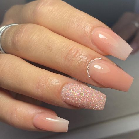 Nude Nails With Glitter, Ongles Beiges, Nude Nail Art, Nude Manicure, Ring Finger Nails, Glitter Accent Nails, Nude Nail Polish, Nude Nail, Simple Gel Nails