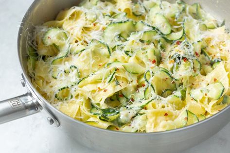 Zucchini Goat Cheese, Quick Pasta Dishes, Eat Green, Goat Cheese Pasta, Quick Pasta, Goat Cheese Recipes, Baking Basics, Zucchini Pasta, Pasta Dish