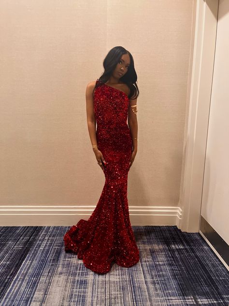 Middle Part With Curls, Prom Dress Low Back, Red Dress Formal, Red Formal Dresses, Classy Prom, Prom Outfit, Hairstyles Prom, Prom 2023, Red Sequin Dress