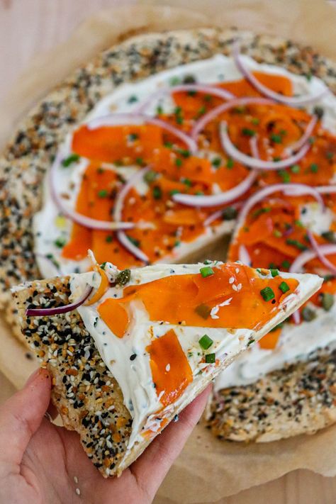 Vegan Breakfast Bagel Pizza (with "Lox") - Justine Cooks Vegan Vegan Bagel Ideas, Vegan Bagel Toppings, Vegan Breakfast Pizza, Bagel Pizza, Chive Cream Cheese, Vegan Bagel, Bagel Toppings, Cream Cheese Topping, Pizza Bagels