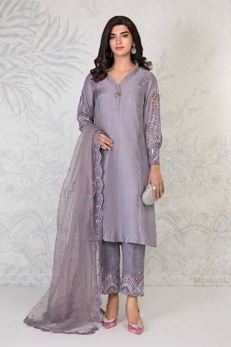 Clothes Pakistani, Suits For Women Indian, Pakistani Women, Pakistani Clothes Online, Pakistani Clothes, Embroidered Suit, Latest Dress Design, Simple Kurti Designs, Pakistani Fashion Casual