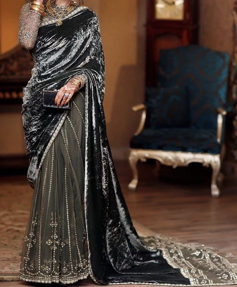 Marrige Dress, Sabyasachi Saree, Sarees For Wedding, Sangeet Night, Heavy Lehenga, Velvet Saree, Sabyasachi Sarees, Saree Ideas, Her Pictures